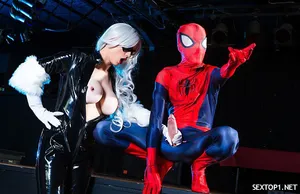 Cho tình nhân chơi sextoy, cô bé ra đầy nước