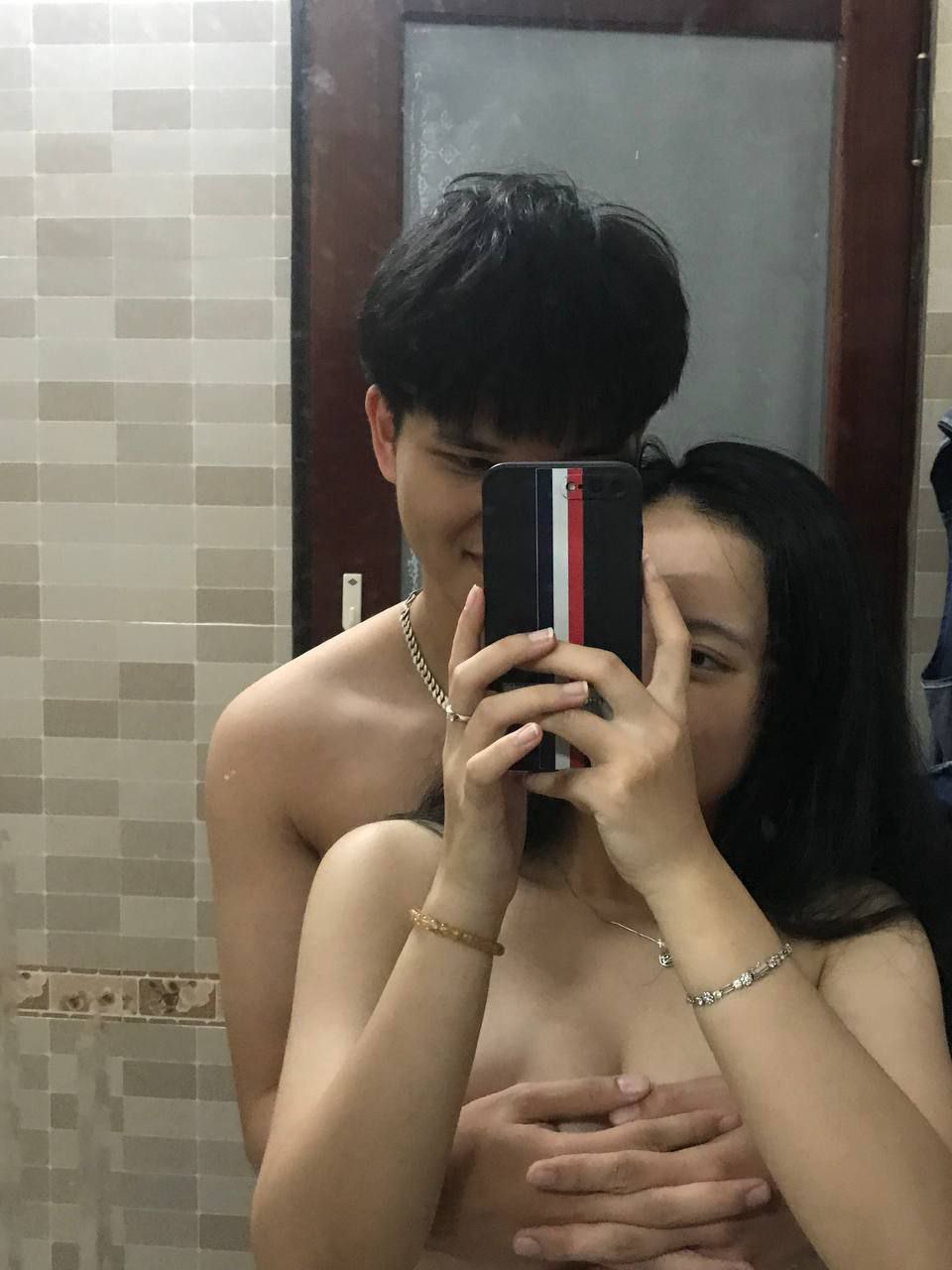 NTR-Trong lúc trả lời điện thoại của chồng, tôi đã thổi kèn cho bạn tình