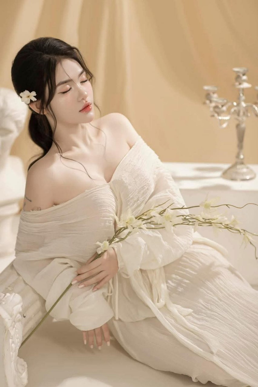 Chị gái cùng cha khác mẹ của tôi nói, "Tại sao anh lại gửi cho em ảnh dương vật?"